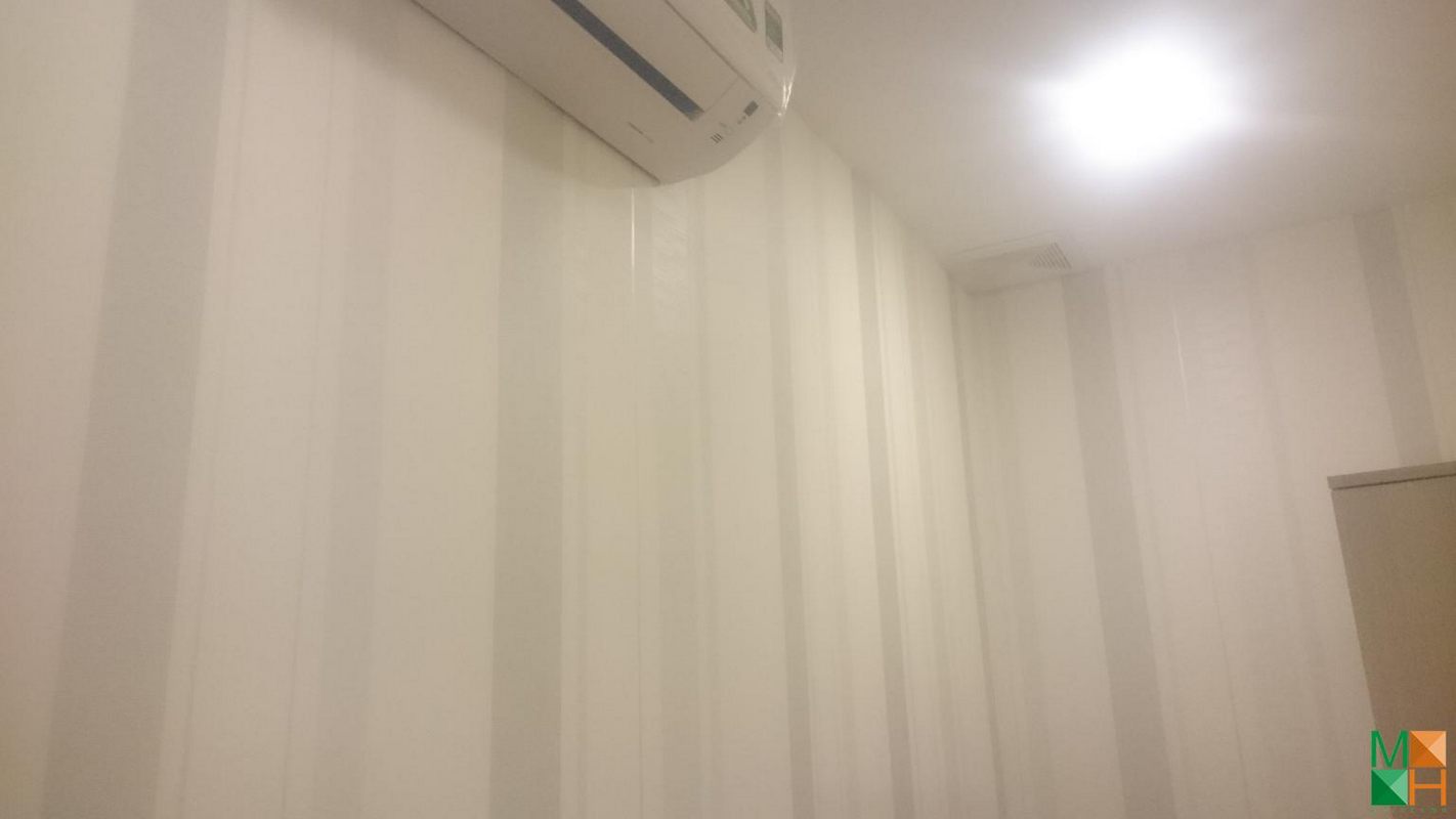 thi-cong-giay-dan-tuong-van-soc-tai-nha-chi-dung-2402-toa-Diamond (6)